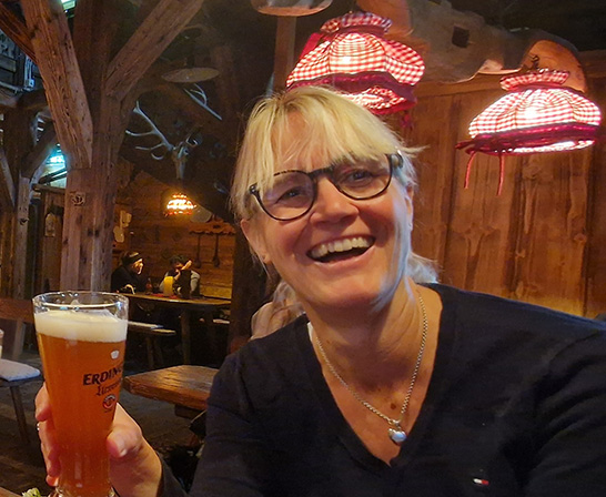 Yvonne am Anstossen